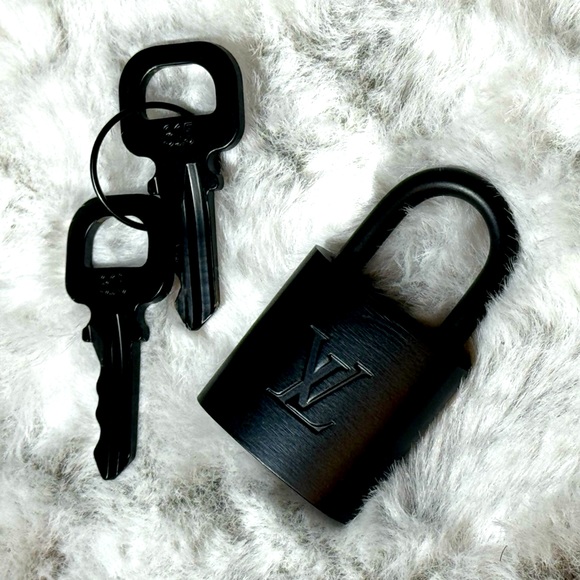 LV Lock & Keys Set Matte Black - Picture 2 of 5